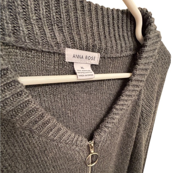 Anna Rose Gray, LS, zippered XL shawl.  Excellent condition. - Picture 4 of 7